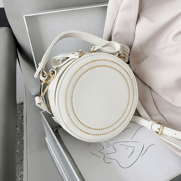 Apaļa sieviešu soma ar cilpām un rāvējslēdzējiem