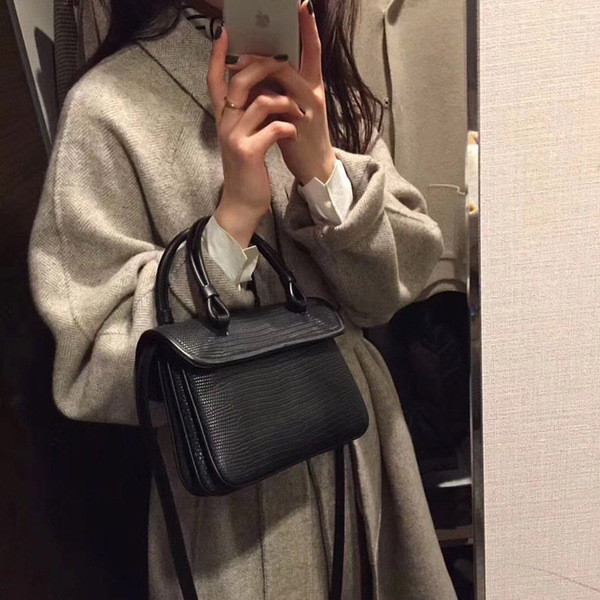 Moderna eko-ādas soma ar īsu un garu rokturi