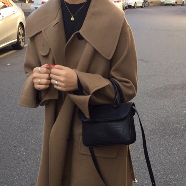 Moderna eko-ādas soma ar īsu un garu rokturi