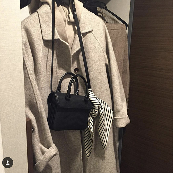 Moderna eko-ādas soma ar īsu un garu rokturi