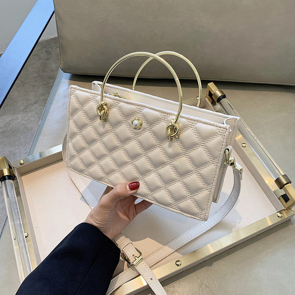 Aktuālā sieviešu soma no eko ādas ar rāvējslēdzēju