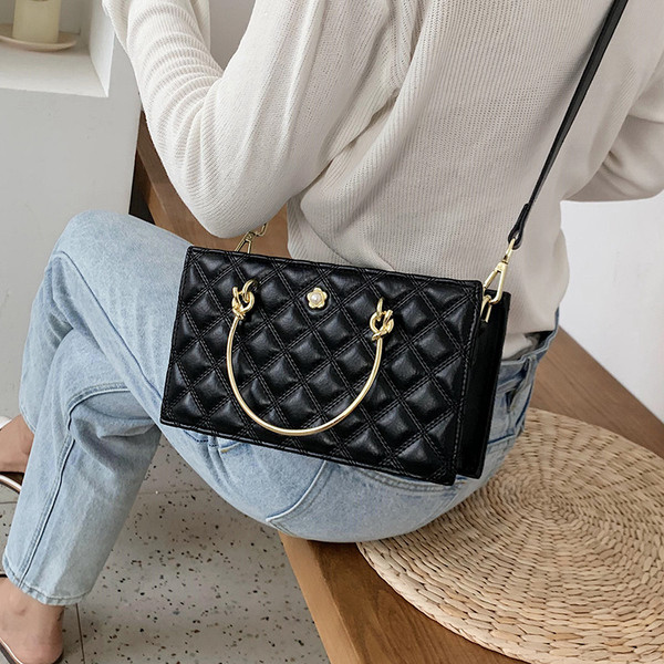 Aktuālā sieviešu soma no eko ādas ar rāvējslēdzēju