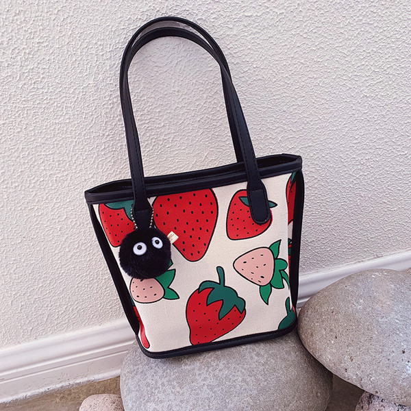 Ikdienas sieviešu soma ar īsiem rokturiem un labi ar zemenēm