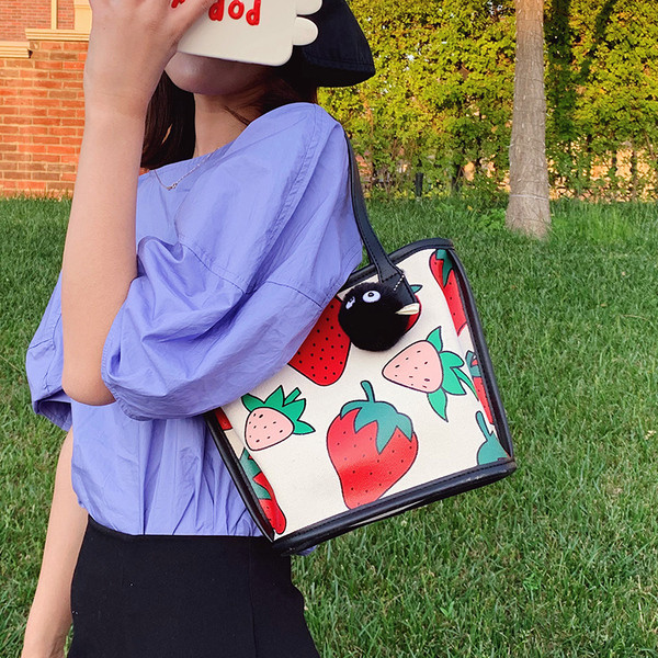 Ikdienas sieviešu soma ar īsiem rokturiem un labi ar zemenēm