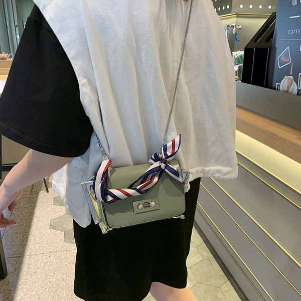 Sieviešu moderna mini tērzēšana ar metāla rokturi