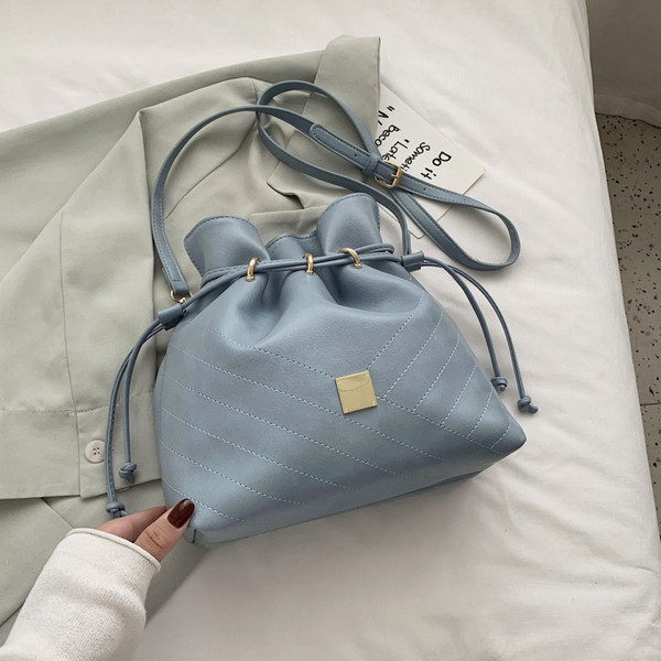 Sieviešu topsomu plats modelis ar mežģīnēm