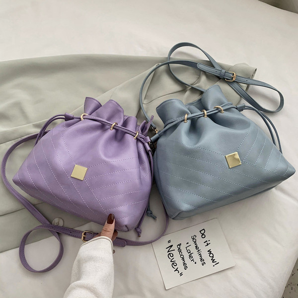 Sieviešu topsomu plats modelis ar mežģīnēm