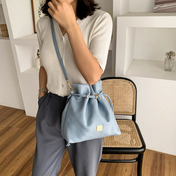 Sieviešu topsomu plats modelis ar mežģīnēm