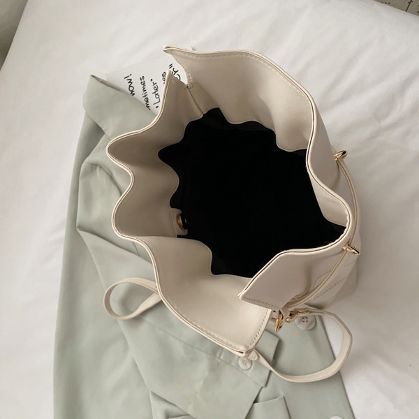 Sieviešu topsomu plats modelis ar mežģīnēm