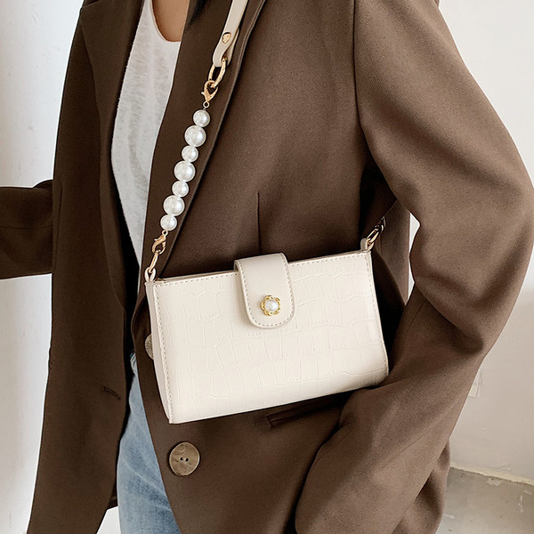 Sieviešu ādas soma ar garu rokturi ar pērlēm