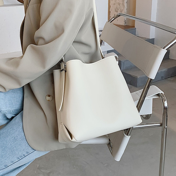 Ikdienas sieviešu soma no tīras eko ādas modeļa