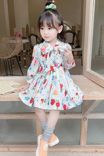 Mūsdienīgs bērnu kleitas piegriezuma modelis ar lentīti un garām piedurknēm