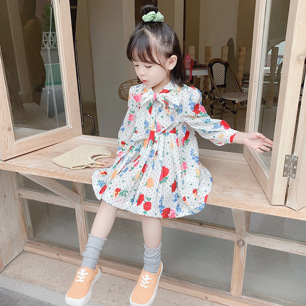 Mūsdienīgs bērnu kleitas piegriezuma modelis ar lentīti un garām piedurknēm