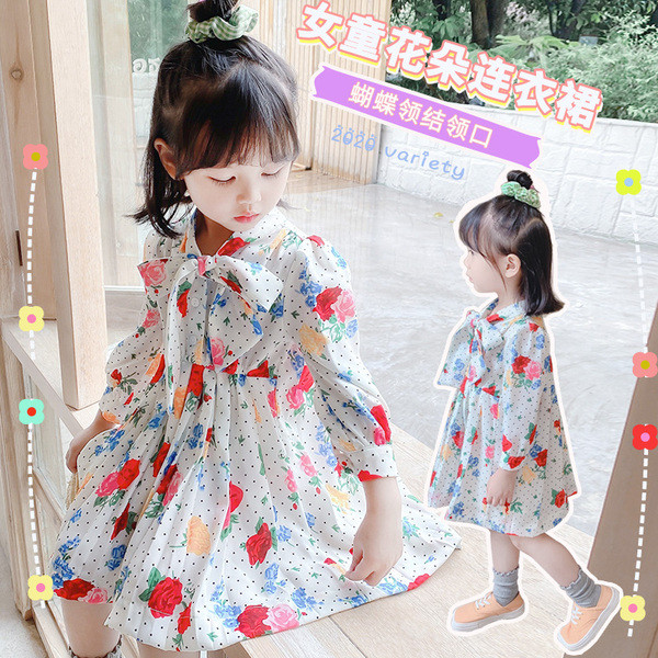 Mūsdienīgs bērnu kleitas piegriezuma modelis ar lentīti un garām piedurknēm