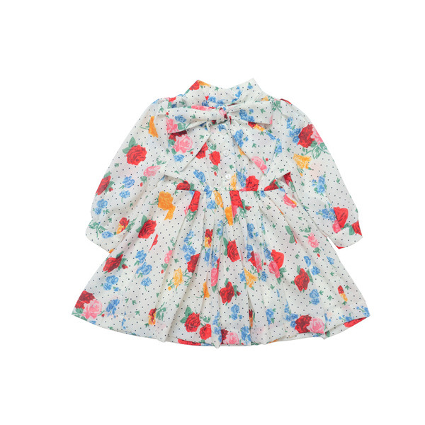 Mūsdienīgs bērnu kleitas piegriezuma modelis ar lentīti un garām piedurknēm