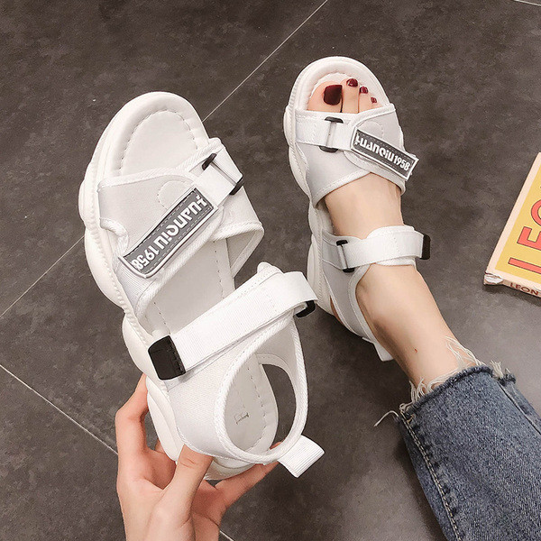 Jauns sieviešu sandaļu modelis ar velcro un augstu zoli