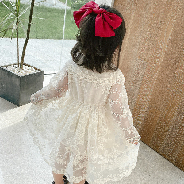 Moderna bērnu kleita ar izšuvumiem un garām piedurknēm