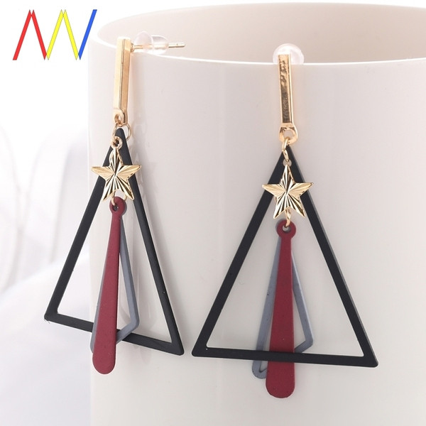 Mūsdienīgi sieviešu auskari trīsstūra formā