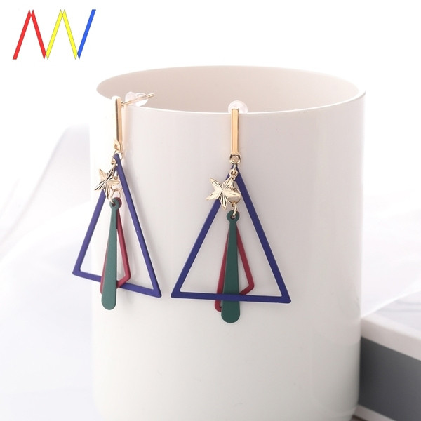 Mūsdienīgi sieviešu auskari trīsstūra formā