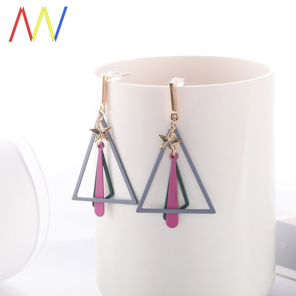 Mūsdienīgi sieviešu auskari trīsstūra formā