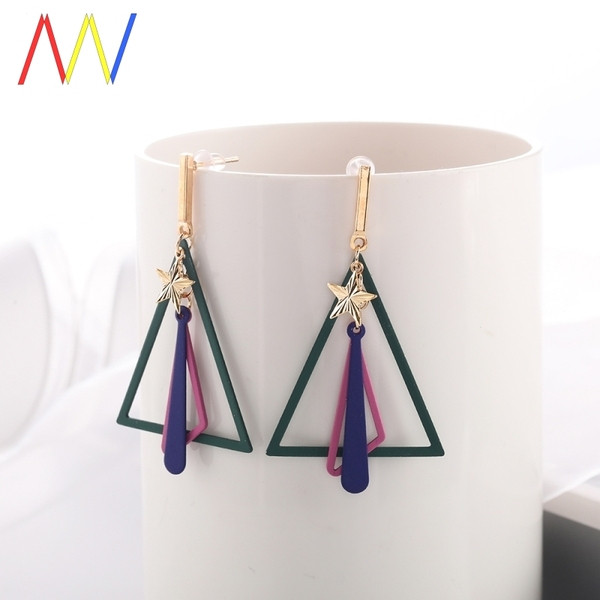 Mūsdienīgi sieviešu auskari trīsstūra formā