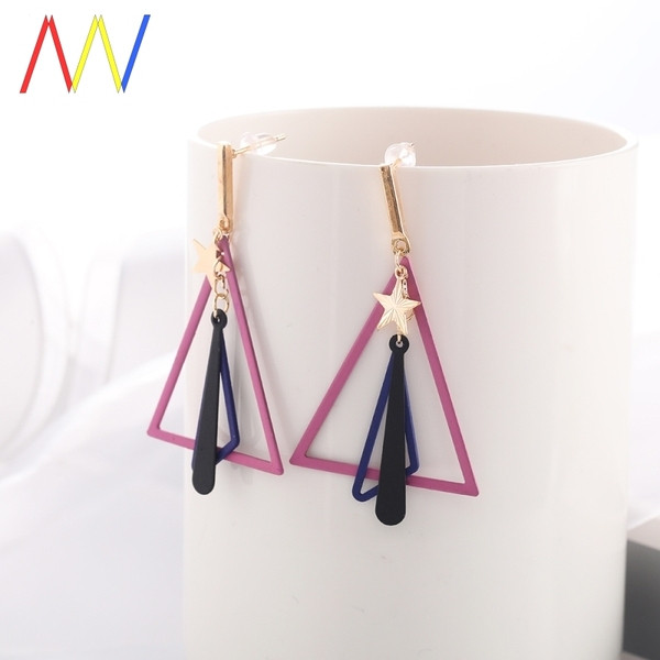 Mūsdienīgi sieviešu auskari trīsstūra formā