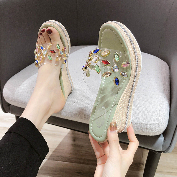 Sieviešu modernas čības ar augstām zolēm un krāsainiem akmeņiem