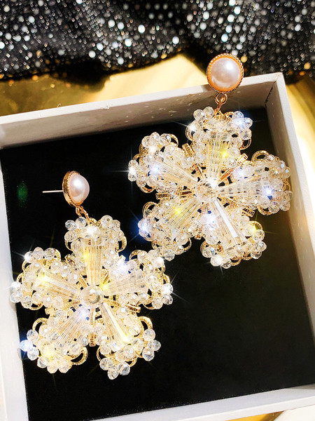 Karājoši sieviešu auskari zieda formā