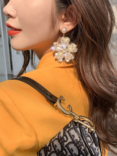 Karājoši sieviešu auskari zieda formā