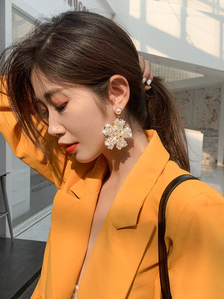 Karājoši sieviešu auskari zieda formā