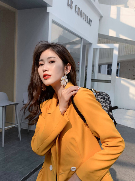 Karājoši sieviešu auskari zieda formā