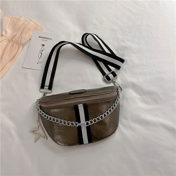 Sieviešu ikdienas soma no eko ādas ar rāvējslēdzēju un metāla elementu