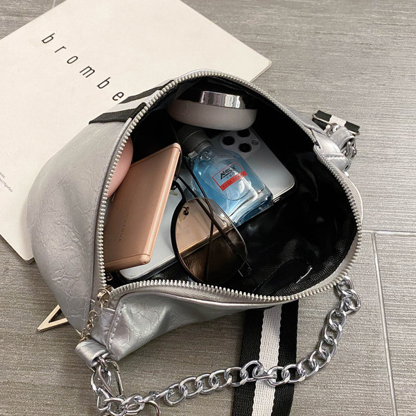 Sieviešu ikdienas soma no eko ādas ar rāvējslēdzēju un metāla elementu