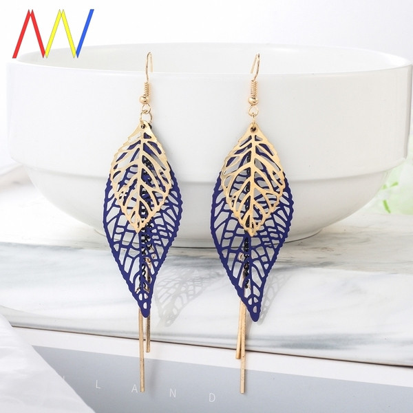 Moderni sieviešu karājoši auskari lapiņas formā