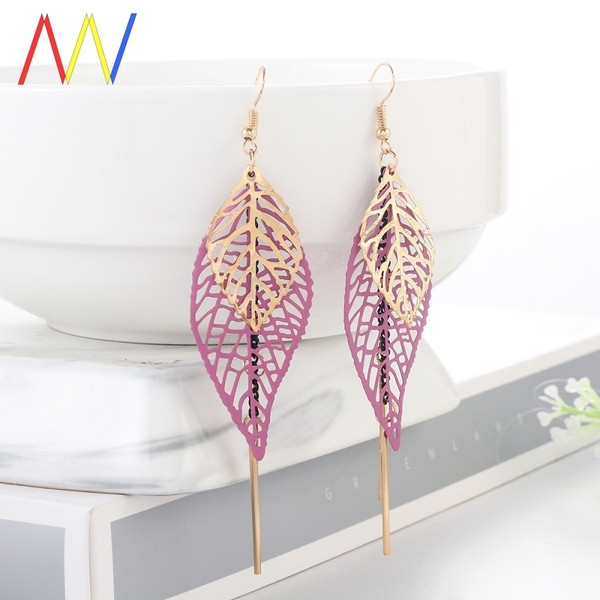 Moderni sieviešu karājoši auskari lapiņas formā