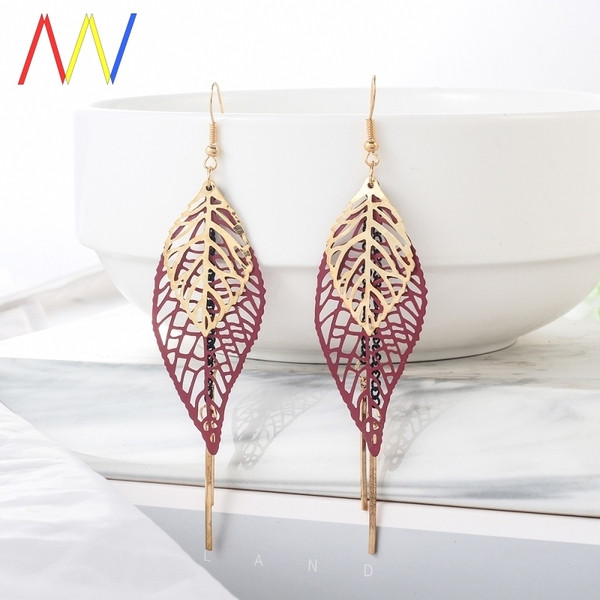 Moderni sieviešu karājoši auskari lapiņas formā