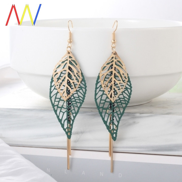 Moderni sieviešu karājoši auskari lapiņas formā