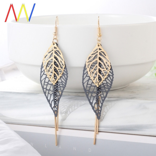 Moderni sieviešu karājoši auskari lapiņas formā