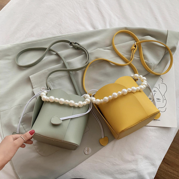 Stilīga sieviešu ikdienas soma ar dekoratīvām pērlēm un saitēm