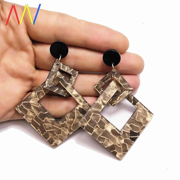 Aktuālie sieviešu auskari briljanta formā