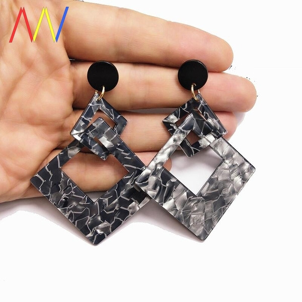 Aktuālie sieviešu auskari briljanta formā