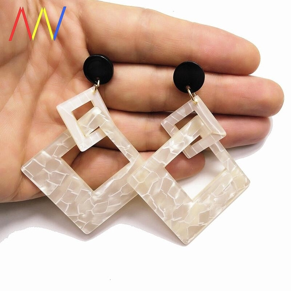 Aktuālie sieviešu auskari briljanta formā