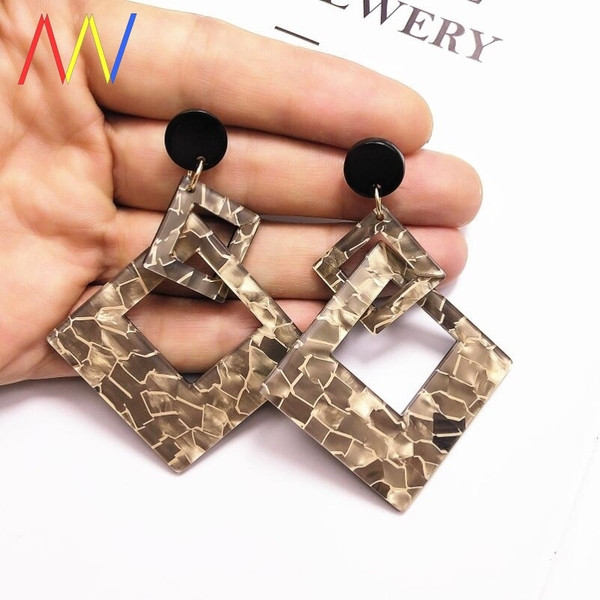 Aktuālie sieviešu auskari briljanta formā