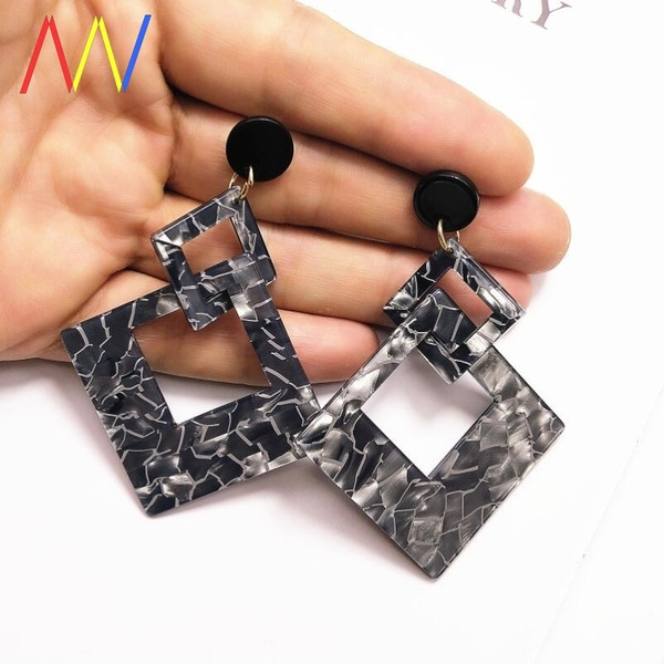 Aktuālie sieviešu auskari briljanta formā