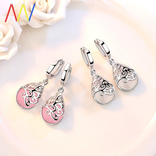 Sieviešu auskari asaras formā