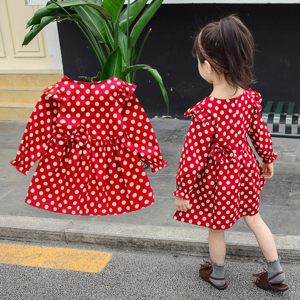 Mūsdienīga bērnu punktveida kleita ar garām piedurknēm un apaļu kakla izgriezumu