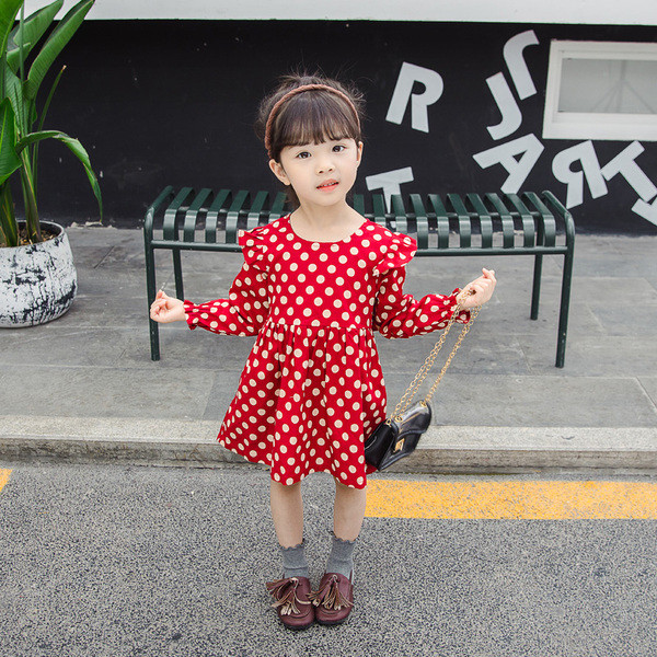 Mūsdienīga bērnu punktveida kleita ar garām piedurknēm un apaļu kakla izgriezumu