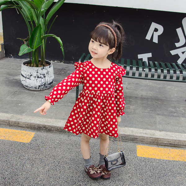 Mūsdienīga bērnu punktveida kleita ar garām piedurknēm un apaļu kakla izgriezumu