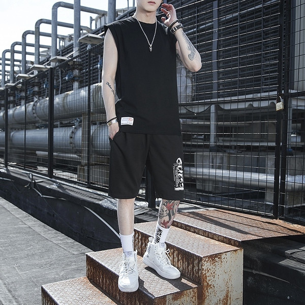 Kahest osast koosnev meeste spordikomplekt - topp ja lühikesed püksid