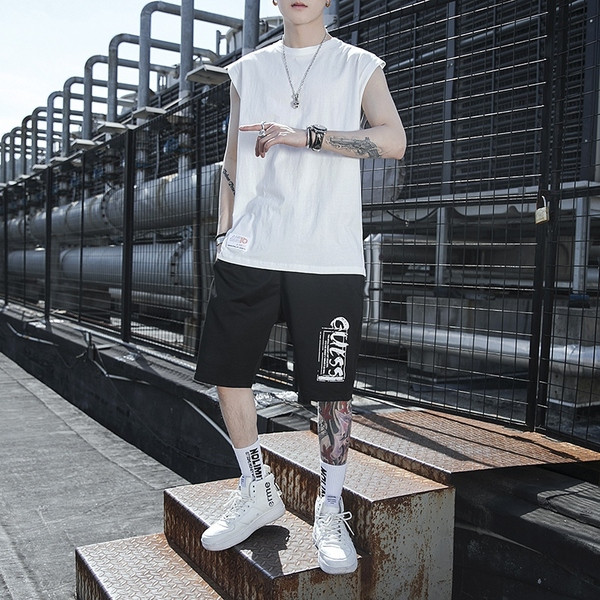 Kahest osast koosnev meeste spordikomplekt - topp ja lühikesed püksid